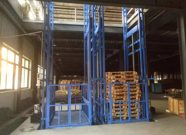 液壓升降貨梯調試中 液壓升降貨梯調試中